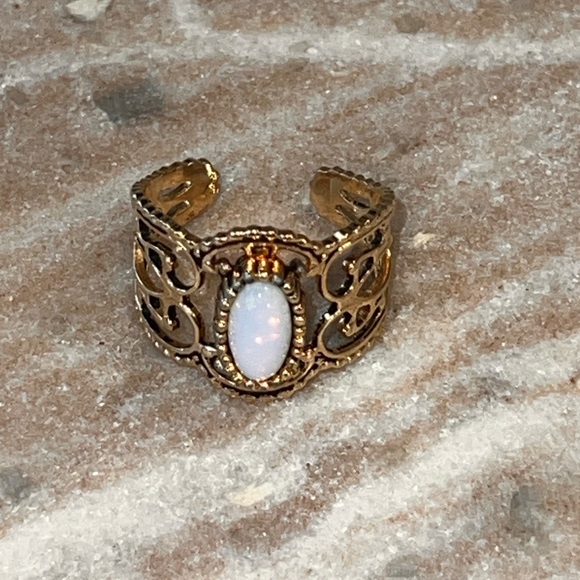 Elegant Gold tone faux Opal Ring - vintage - Picture 1 of 6